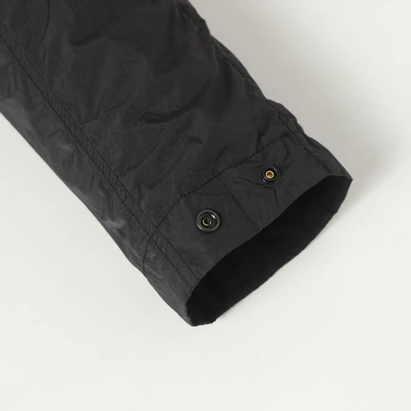 P360 STONE ISLAND black metal nylon jacket Lapel zipper design Breathable mesh inside Made of customized metal nylon fabric Cost is quite high Y-shaped cross-section Fastness level 3 or above Windproof, anti-splash, anti-static Garment dyeing technology gives a unique light metallic luster Simple and elegant design Compass mark on the left chest Left sleeve logo Uniform for men and women Suitable for daily commuting Size: S M L XL
